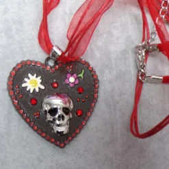 Punk trifft Tracht: Skull Lebkuchenherz Collier Halsband – Rot oder Rosa Organzaband