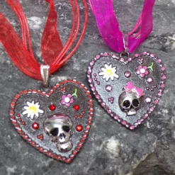 Punk trifft Tracht: Skull Lebkuchenherz Collier Halsband – Rot oder Rosa Organzaband