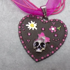 Punk trifft Tracht: Skull Lebkuchenherz Collier Halsband – Rot oder Rosa Organzaband