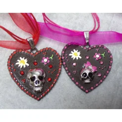 Punk trifft Tracht: Skull Lebkuchenherz Collier Halsband – Rot oder Rosa Organzaband