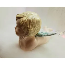 Putte bäuchlings liegend