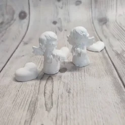 Putziger kleiner Engel aus Raysin