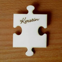 Puzzleteil Platzkarte aus Holz mit Namen