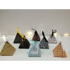 Pyramiden Geschenkbox Dreiecksbox aus Faltpapier  / Papier