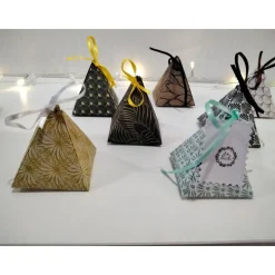 Pyramiden Geschenkbox Dreiecksbox aus Faltpapier  / Papier