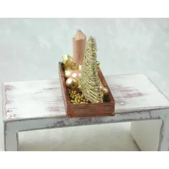 Rechteckige goldene  Platte mit beiger Kerze in weihnachtlicher  Dekoration