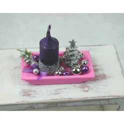 Rechteckige rosa Kunststoffplatte mit hochgebogenen Seiten mit violetter Kerze in weihnachtlicher  Dekoration