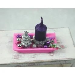 Rechteckige rosa Kunststoffplatte mit hochgebogenen Seiten mit violetter Kerze in weihnachtlicher  Dekoration