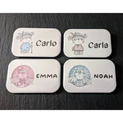 Rechteckiger Namensbutton / Namensmagnet ~ 24 Motive + 7 Schriften zur Auswahl ~ 68x44mm