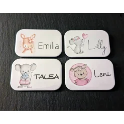 Rechteckiger Namensbutton / Namensmagnet ~ 24 Motive + 7 Schriften zur Auswahl ~ 68x44mm