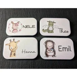 Rechteckiger Namensbutton / Namensmagnet ~ 24 Motive + 7 Schriften zur Auswahl ~ 68x44mm