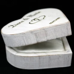 RINGBOX aus HOLZ Herz Rustikale Hochzeit Ringkissen mit GRAVUR Vintage Ringschachtel für Eheringe Ringkästchen Personalisiert in Shabby weiß