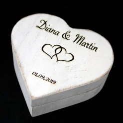 RINGBOX aus HOLZ Herz Rustikale Hochzeit Ringkissen mit GRAVUR Vintage Ringschachtel für Eheringe Ringkästchen Personalisiert in Shabby weiß