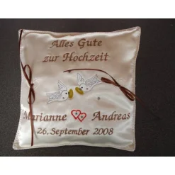 Ringkissen bestickt  sehr romantisch, da freut ...