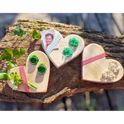 Ringkissen für die Hochzeit aus Holz in Herzform mit Moos für Eheringe romantischer Landhausstil