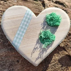 Ringkissen für die Hochzeit aus Holz in Herzform mit Moos für Eheringe romantischer Landhausstil
