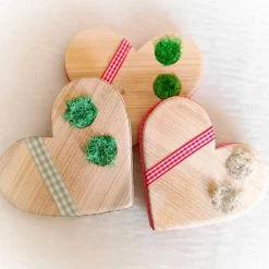 Ringkissen für die Hochzeit aus Holz in Herzform mit Moos für Eheringe romantischer Landhausstil