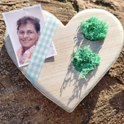 Ringkissen für die Hochzeit aus Holz in Herzform mit Moos für Eheringe romantischer Landhausstil