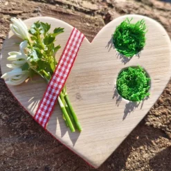 Ringkissen für die Hochzeit aus Holz in Herzform mit Moos für Eheringe romantischer Landhausstil