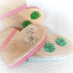 Ringkissen für die Hochzeit aus Holz in Herzform mit Moos für Eheringe romantischer Landhausstil