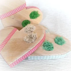 Ringkissen für die Hochzeit aus Holz in Herzform mit Moos für Eheringe romantischer Landhausstil