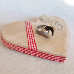 Ringkissen für die Hochzeit aus Holz in Herzform mit Moos für Eheringe romantischer Landhausstil