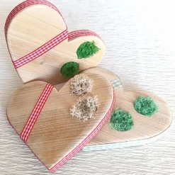 Ringkissen für die Hochzeit aus Holz in Herzform mit Moos für Eheringe romantischer Landhausstil