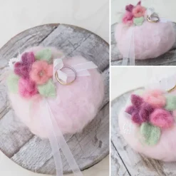 Ringkissen in Herzform aus dem Naturmaterial Wolle als Hochzeitsaccessoires in Handarbeit gefilzt; Produkt #469342