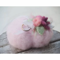 Ringkissen in Herzform aus dem Naturmaterial Wolle als Hochzeitsaccessoires in Handarbeit gefilzt; Produkt #469342