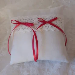 Ringkissen mit Spitze fuer die Hochzeit weiß mit Schleife in pink  Vintage Stil Shabby Chic