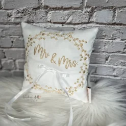 Ringkissen mit Stickerei Mr & Mrs I weißes Ringträgerkissen bestickt I Trägerkissen aus Satin für Eheringe  Kissen Ringe