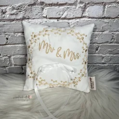 Ringkissen mit Stickerei Mr & Mrs I weißes Ringträgerkissen bestickt I Trägerkissen aus Satin für Eheringe  Kissen Ringe