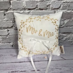 Ringkissen mit Stickerei Mr & Mrs I weißes Ringträgerkissen bestickt I Trägerkissen aus Satin für Eheringe  Kissen Ringe