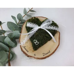 Ringkissen Moosherz auf Birkenscheibe mit Perlenherzen und Spitze - Vintagestil