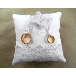 Ringkissen weiß quadratisch mit handgeklöppelter Blüte und Vintagespitze