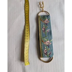 Rockheber aus blaugrauem Baumwollsatin mit goldener Blütenstickerei – Skirtlifter für Rock & Kleid