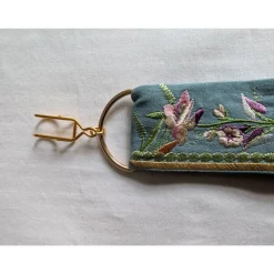 Rockheber aus blaugrauem Baumwollsatin mit goldener Blütenstickerei – Skirtlifter für Rock & Kleid