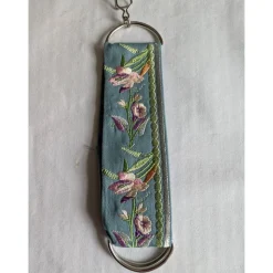 Rockheber aus blaugrauem Baumwollsatin mit silberner Blütenstickerei – Skirtlifter für Rock & Kleid