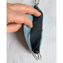 Rockheber aus blaugrauem Baumwollsatin mit silberner Blütenstickerei – Skirtlifter für Rock & Kleid