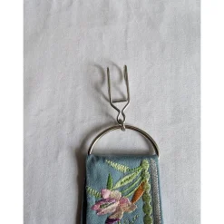 Rockheber aus blaugrauem Baumwollsatin mit silberner Blütenstickerei – Skirtlifter für Rock & Kleid