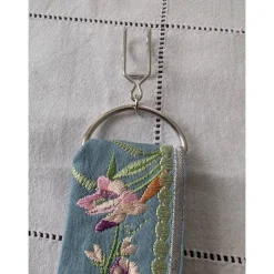 Rockheber aus blaugrauem Baumwollsatin mit silberner Blütenstickerei – Skirtlifter für Rock & Kleid