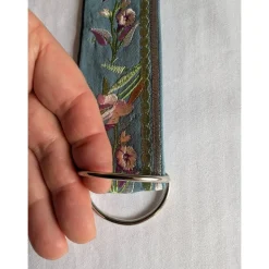 Rockheber aus blaugrauem Baumwollsatin mit silberner Blütenstickerei – Skirtlifter für Rock & Kleid