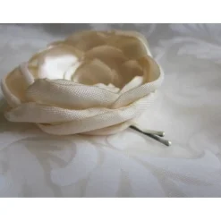Romantische Haarklammer Braut Haarblume Satin creme Schmetterling 