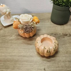 Romantischer Rosen Kerzenblumenstrauß aus Rapswachs im orangen Kürbis Teelichthalter | Vegane Herbstdeko | Ewige Rose