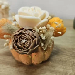 Romantischer Rosen Kerzenblumenstrauß aus Rapswachs im orangen Kürbis Teelichthalter | Vegane Herbstdeko | Ewige Rose
