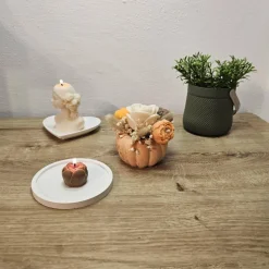 Romantischer Rosen Kerzenblumenstrauß aus Rapswachs im orangen Kürbis Teelichthalter | Vegane Herbstdeko | Ewige Rose