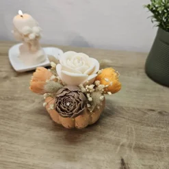 Romantischer Rosen Kerzenblumenstrauß aus Rapswachs im orangen Kürbis Teelichthalter | Vegane Herbstdeko | Ewige Rose