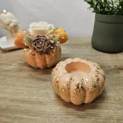 Romantischer Rosen Kerzenblumenstrauß aus Rapswachs im orangen Kürbis Teelichthalter | Vegane Herbstdeko | Ewige Rose