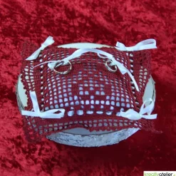 Romantisches gehäkeltes Ringkissen in Bordeaux-Creme mit Herzchen und Satinschleifen - Perfekte Hochzeitsdekoration