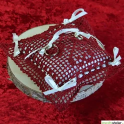 Romantisches gehäkeltes Ringkissen in Bordeaux-Creme mit Herzchen und Satinschleifen - Perfekte Hochzeitsdekoration